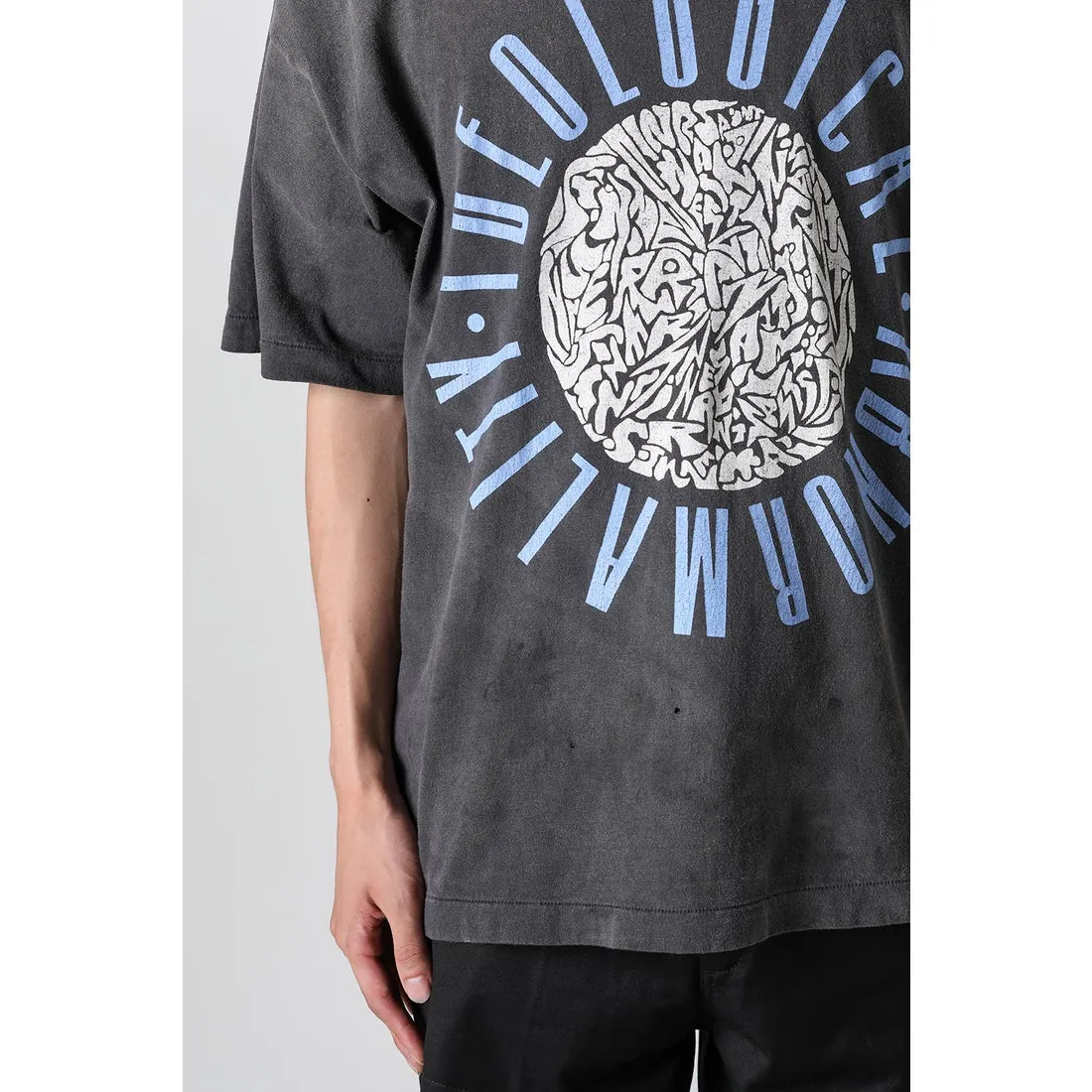 SAINT Mxxxxxx IDEOLOGICAL SS TEE/BLK Peace and anti-war crack pattern tee, washed black S-XL, look for the cylindrical fabric without side seams, the open width is almost meaningless Asut ready-made garments dyed, the whole piece is sprayed with horse-hair spray, and then sprayed again to fade, the collar and cuffs are frayed, many places are broken, oversized printing position, genuine level restoration, complete accessories, with little angel anti-counterfeiting label